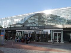 コロナ禍ですが、ドイツを含むEU各国では日本からの入国制限はないので、入国手続きはスムーズでした。
ターミナル２の出口を出て、Sバーンの空港駅へ向かいます。