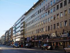 Karlsplatz駅から徒歩5分ほどで、「ホテルヴァリス Hotel Wallis」に着きました。
たった1泊だけなので、食事や観光に便利な市内中心部のホテルを選びました。