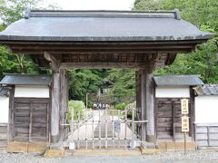 広島の地元紙・中国新聞の記事で、松江市・月照寺のアジサイが見頃になったというのを数日前に読んだので、急遽訪ねる事にしました。
アジサイは咲いているのでしょうか？
こちらの唐門から覗いてみましょ。
