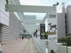 国立新美術館（東京都港区六本木）

エレベーターで地上へ出て、そのまま直進すると国立新美術館の入口です。
所在地は六本木ですが六本木駅よりも近いし、千代田線 乃木坂駅がこのように直結しているのでとても便利です。