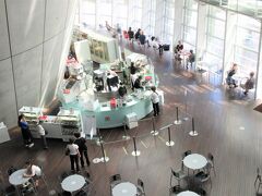 カフェ コキーユ（国立新美術館１階）

波打つガラスのカーテンウォールを「『貝（コキーユ（仏語）』と名付けたカフェです。
カウンターで飲み物やサンドイッチなどを購入して空いているテーブルでいただけるスタイルなので、料金はリーズナブルです。