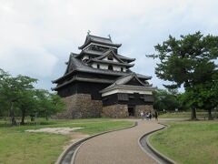 国宝・松江城
全国に現存する１２天守のひとつです。
今回は外観を眺めるだけにしました。
