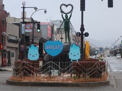 つぎは魚津駅で１５分の停車
駅前の道。まっすぐだね。