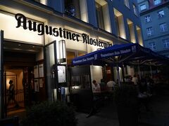 路地を入ったところにかなり混んでいるビアレストランがあったので入ってみました。
聖母教会前広場に面した 「Augustiner Klosterwirt GmbH」という店で、市内にたくさんある Augustiner の系列店です。