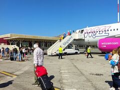 ハニア国際空港（Daskalogiannis）
クレタ島西部の玄関口、ギリシャのクレタ島のアクロティリ半島のスーダ湾近くにある国際空港です。空港からクレタ島西部の都市ハニア中心部まで、約12キロです。
南国らしい空港です。飛行機から降りて、空港の建物へ歩いて行きます。