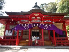 「高瀧神社」は、鮮やかな赤に統一された色彩がとても印象に残る神社でした。