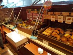 「三井ガーデンホテル札幌」の朝食から始まります。

朝食会場はロビー横というか、エレベーター横でした。
