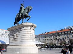 ロシオ広場の東側にあるフィゲイラ広場　ジョアン1世の騎馬像が立つ　ベレン方面などトラムの始点の広場だ