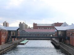 七財橋から赤レンガ倉庫を見る。