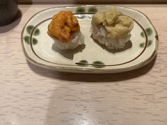 続いては海鮮です。
札幌シーフーズの立ち食い寿司
さっとお寿司がいただけます。