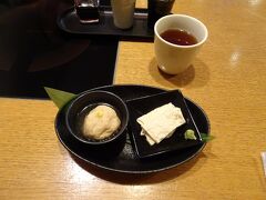 京都駅に到着。
あまりにも暑くて食欲が…。

とりあえず京都っぽいもの食べたいねーということになり、ネットで色々調べて伊勢丹へ行くことに。ぐるぐる回って入ったお豆腐のお店。
2300円くらいの豆腐コース食べることに。