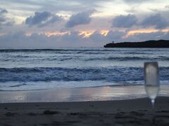 日没に合わせてスパークリングワインが提供され、プライベートビーチ「月ヶ浜」（女神が風を吹かせて船を留まらせたという由来から別名「トゥドゥマリ浜」）でサンセットとしゃれこみたかったが残念ながら雲が出てきてしまった。