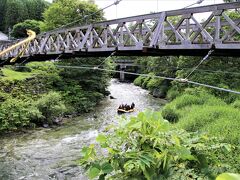 姫川に架かる大出の吊橋　橋の下をラフトが通過します。
