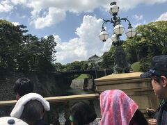 やっと、橋迄来ました。猛暑で暑さ対策のタオルを頭にかぶっている方もいます。
