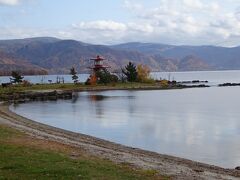 少し移動して、紅葉が素晴らしい浮見堂公園で、湖面に浮かぶように建っている朱色と白色の浮見堂を見学。