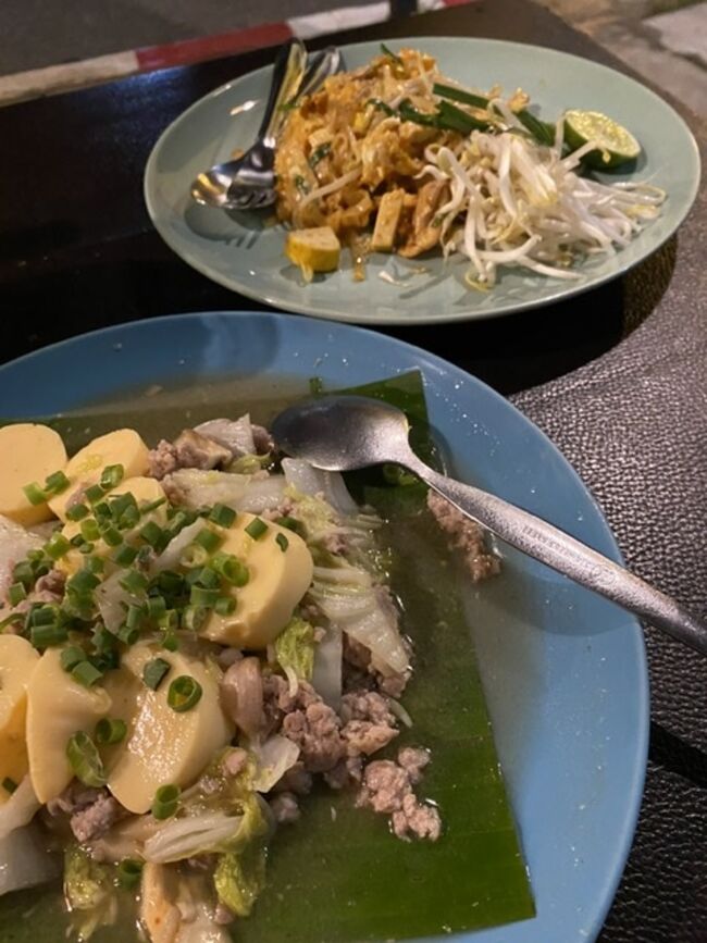 夜ごはんです。<br />本当は日本の居酒屋に行こうと思ったのですが、激混みで。<br />近くにあったお店で、パッタイと白菜豆腐の炒め物。<br />これが意外とうまかった。