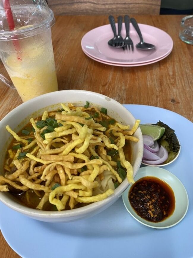 折角チェンマイにきたのだから、カオソーイを食す。<br />うまい！！！