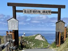 ウニ丼を食べた後、神威岬に行きました。

女人禁制と言うけれど...
制限はないようです。