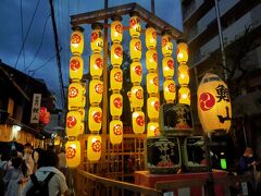 完全にひが暮れました。日本のお祭りって感じの提灯がいいですね。体力も限界に来たので、あまり遅くならないうちに帰りました。