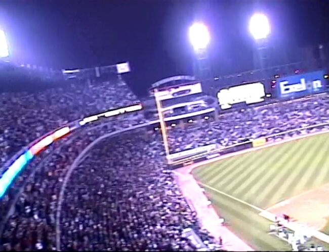 満席の球場で観客は着席します。