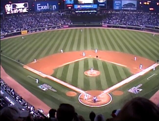 観客はビデオに出てくるファインプレーに反応します。