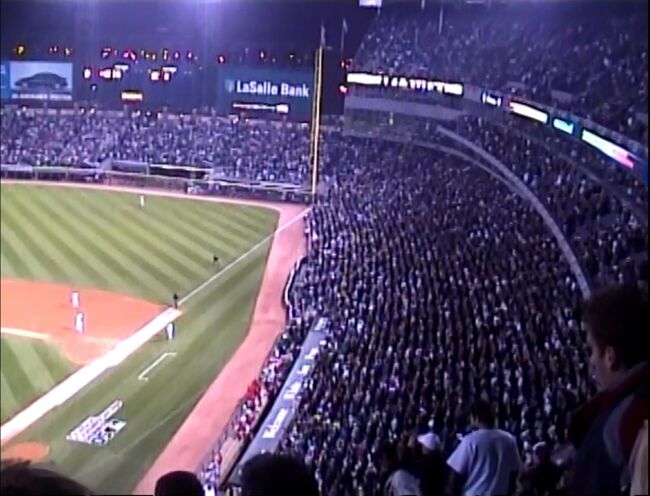 大観衆が更新して総立ちになり始めました。