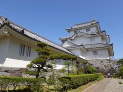 大多喜を訪れた際、レンタカーで大多喜城（千葉県立中央博物館大多喜城分館）を訪れました。あいにく博物館は長期休館中でしたが、お城の周りを散策して建物や景色を楽しむことは出来ました。
現在の天守は、昭和50年に再建されたものですが、白く透き通るような美しい建物で、青空を背景に映えていました。