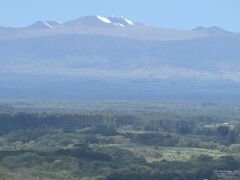 遠くにマウナケア山がよく見えていました。
よく見ると天文台群も見えてる