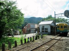 有峰口駅に着きます。
すでに下り線には立山行が行き違いのため停車しています。