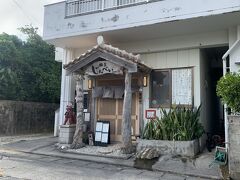 18時になったので、川平にある沖縄料理のじんべいさんへ。
予約していなかったのですが、19時半までなら大丈夫とのことで、滑り込みセーフです。

人気店なのか、後から予約なしで来られた方々が何組も断られていました。