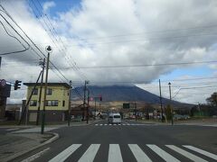 　浮見堂公園から約24km、道道97号真狩村役場周辺からは、頭は雲に隠れていますが大きな羊蹄山を見ることができます。　
　すぐそばには道の駅真狩フラワーセンターがあり寄ってみましたが、名前の通り花や野菜など農産物中心の道の駅でした。ただこの町出身である細川たかし氏の「たかしせんべい」も販売されていて、他では販売されていないと思うのでお土産にいいかもしれませんね。
