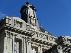 青空が出ているうちに、まずは外観をじっくり見るべく、敷地内をぐるーっとひとまわりました。

重厚な石造りの建物で、しかも細部にまで細かい装飾が施されていて、ずーーと見ていられます。