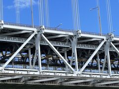 瀬戸大橋を渡っていくときに見えていた与島に寄って行きます。
瀬戸大橋の下に列車が動いているのが見えました！（岡山と高松を結ぶ電車のようです）
なるほど、そんな移動方法もあるのですね。これも眺めが良さそうでいいな。