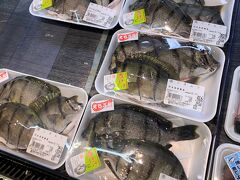 鮮魚売り場には意外にも、マグロのお刺身が多数。
奄美や沖縄の海ではマグロもよく揚がるらしい。

見慣れない魚も多く、ニヌムシというこの魚は初見。
煮付けにすると美味しいとポップにはあったが、どんな味なのだろうか。
