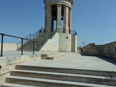 エルモ砦にある鐘。

Siege Bell Memorial。

第2次世界大戦で亡くなった人のための鐘。