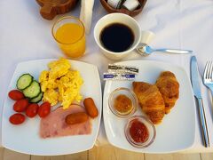 滞在2日目の朝。
今日の朝食は、昨日食べて美味しかったミニクロワッサンなどに加えて、オレンジジュースもいただきました。