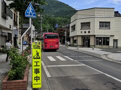 赤いかわいいバスです バス停から旅館までは近いです