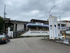 名鉄の岡崎公園前と愛知環状鉄道の中岡崎は、ほぼ隣り合わせでした。
ところで、看板に描かれているキャラクターは「オカザえもん」と言うようです。
「岡崎市のキャラクターのようなもの」と観光サイトで説明されています。
https://okazaki-kanko.jp/point/755

キャラクターのようなものって、キャラクターではないの？
見た目の不思議さと相まって、なかなかシュールです。