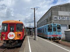 本巣に到着。
行き違いの列車も入線しています。