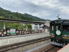 不覚にも寝てしまい、気が付けば信楽駅に到着。
大勢のたぬきがホームに並んでいます。