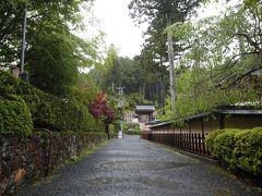 ８：40　徳川家霊台
すこし奥まった山の斜面を切り崩した場所にあります。

室町時代には松平家の菩提寺の蓮華院があり、家康によって大徳院の名が与えられます。霊台はその大徳院に建てられたのです。