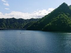 定山渓に入る前に、定山渓ダムに堰き止められている、さっぽろ湖が見えました。第一～第四までの展望台があるようです。

札幌市の水道として貯められているそうです。