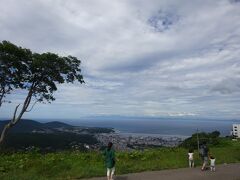 ホテルに戻る前に天狗山に立ち寄りました。車で来ましたが、山麓から山頂までロープウェイが運行しています。

小樽天狗山
http://tenguyama.ckk.chuo-bus.co.jp/