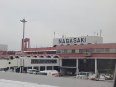 国内なのであっという間に長崎到着！
まだ飛行機の中ですが「NAGASAKI」の文字を見てテンション爆上げ！