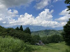 だいぶ登ってきました。雲がかかった妙高山が見えます。
もうすぐです。