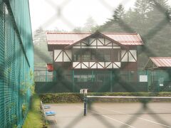 軽井沢会テニスコート。
このテニスコードの所から「ショー通り」を歩きました。