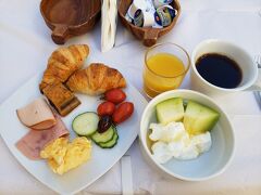 4泊目の朝食。結局毎日同じようなものを食べてますが、ぜんぜん飽きません。

名残惜しいですが、「Chez Sophie」をチェックアウトして、今日はフィラタウンのホテルに向かいます。
実はこちらのホテルを予約した後にメールのやり取りでわかったのですが、オーナーの Tina は子供の頃、お父さまの仕事の関係で数年間日本に住んでいたことがあるそうなんです。
お別れに日本から持っていった柿の種スナックを差し上げたら、「アリガト～」ととても喜んでくれました。