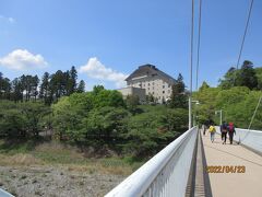 写真は釜の淵公園：鮎美橋からかんぽの宿・青梅、新緑の桜並木を遠望する。