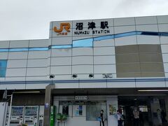 09:03
沼津駅に到着。
ここからは路線バスに乗り換えなんだけど、バスまであと20分もある…