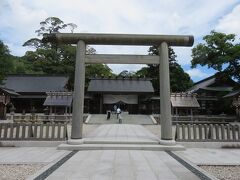 元伊勢籠神社・・・元伊勢の名が語る格式高いパワースポット

伊勢の新宮に祀られる天照大神と豊受大神がこの地から遷られたと伝わることから「元伊勢」と呼ばれています

非常にシンプルに美しく、神社内にも多くの神様がおられ、ご利益感じられます

神門の前に立つ2体の狛犬の１体の前足には、剣豪岩見重太郎によって付けられたといわれる刀傷が残り、本殿の造りは、伊勢神宮正殿と同じ「唯一神明造」となっています

知れな知るほど、神仏に縁あるスポット

水琴窟の音にも癒されました